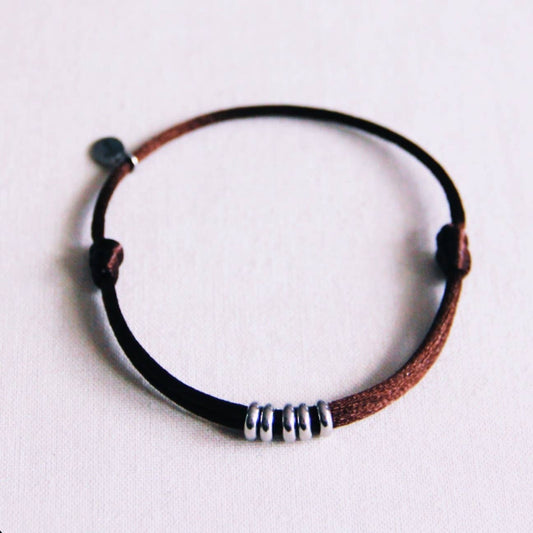 Satinarmband med ringer – mörkbrun/silver