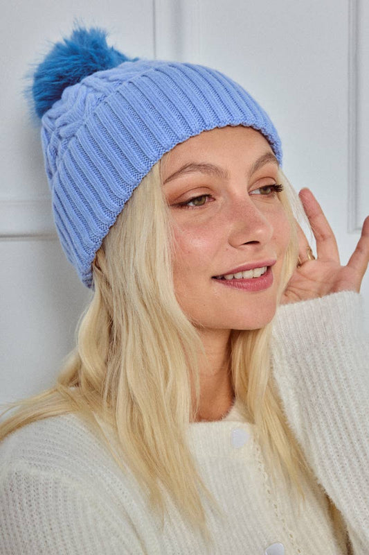 Flätad mössa med tofs: Blå - 30% Ull