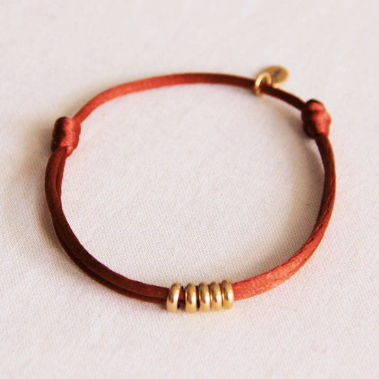Satinarmband med ringer – Cognac/Gold