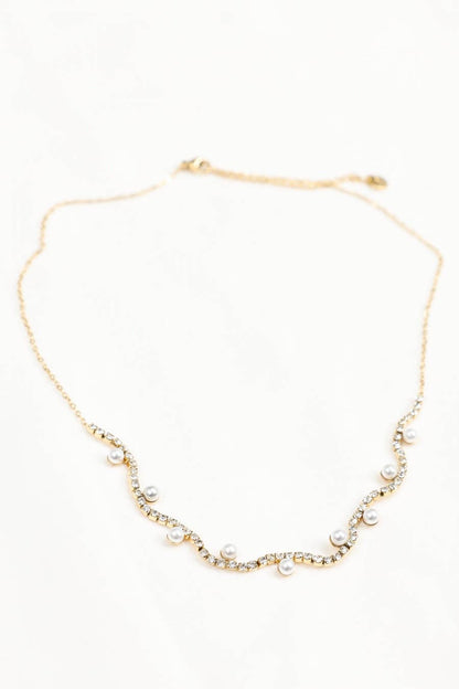Guldkedjehalsband med vita pärlor och strass