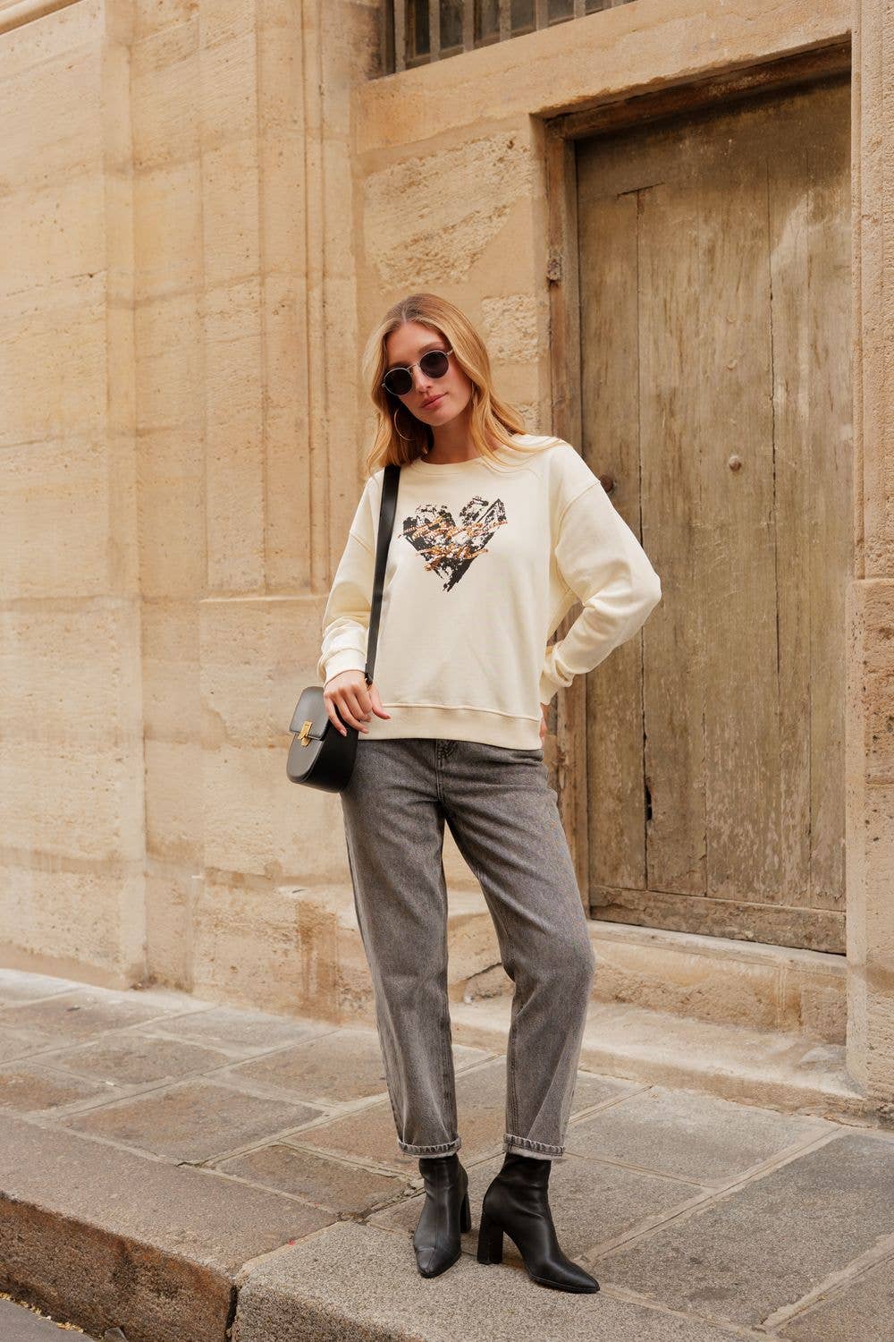 Sweatshirt med rund hals, hjärta: vit