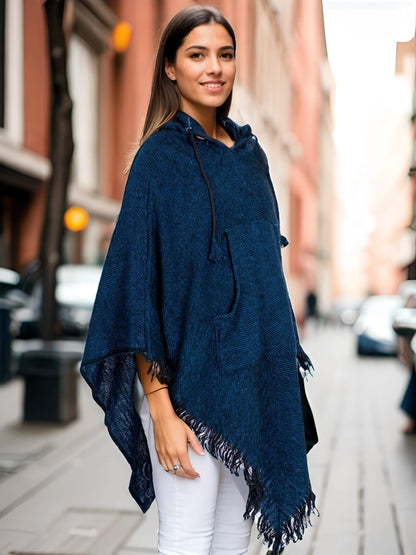 Blå Triangulär Poncho med Fransar och Huva – Fair Trade - 100 % Bomull