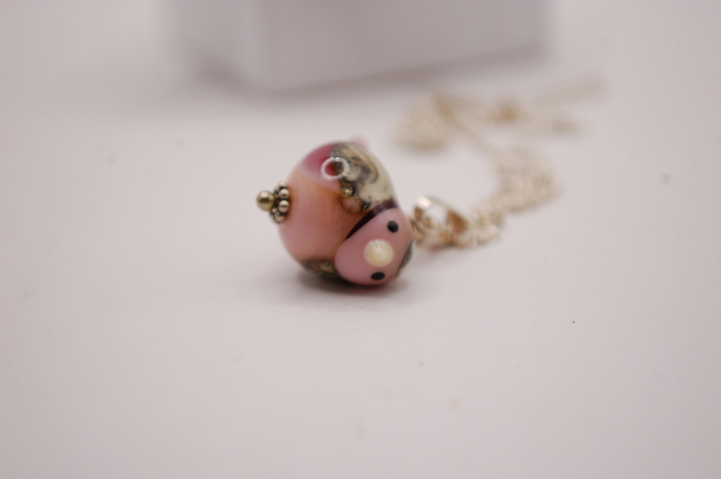 Halsband med Fågel i Glas - Rosa Fågel - Marianne Degener