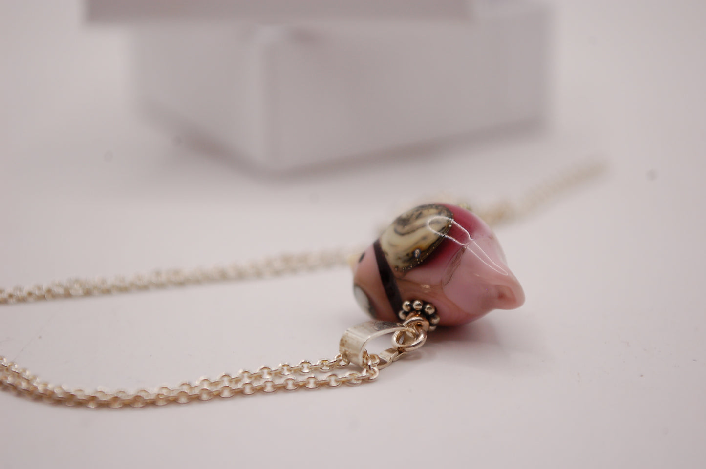 Halsband med Fågel i Glas - Rosa Fågel - Marianne Degener