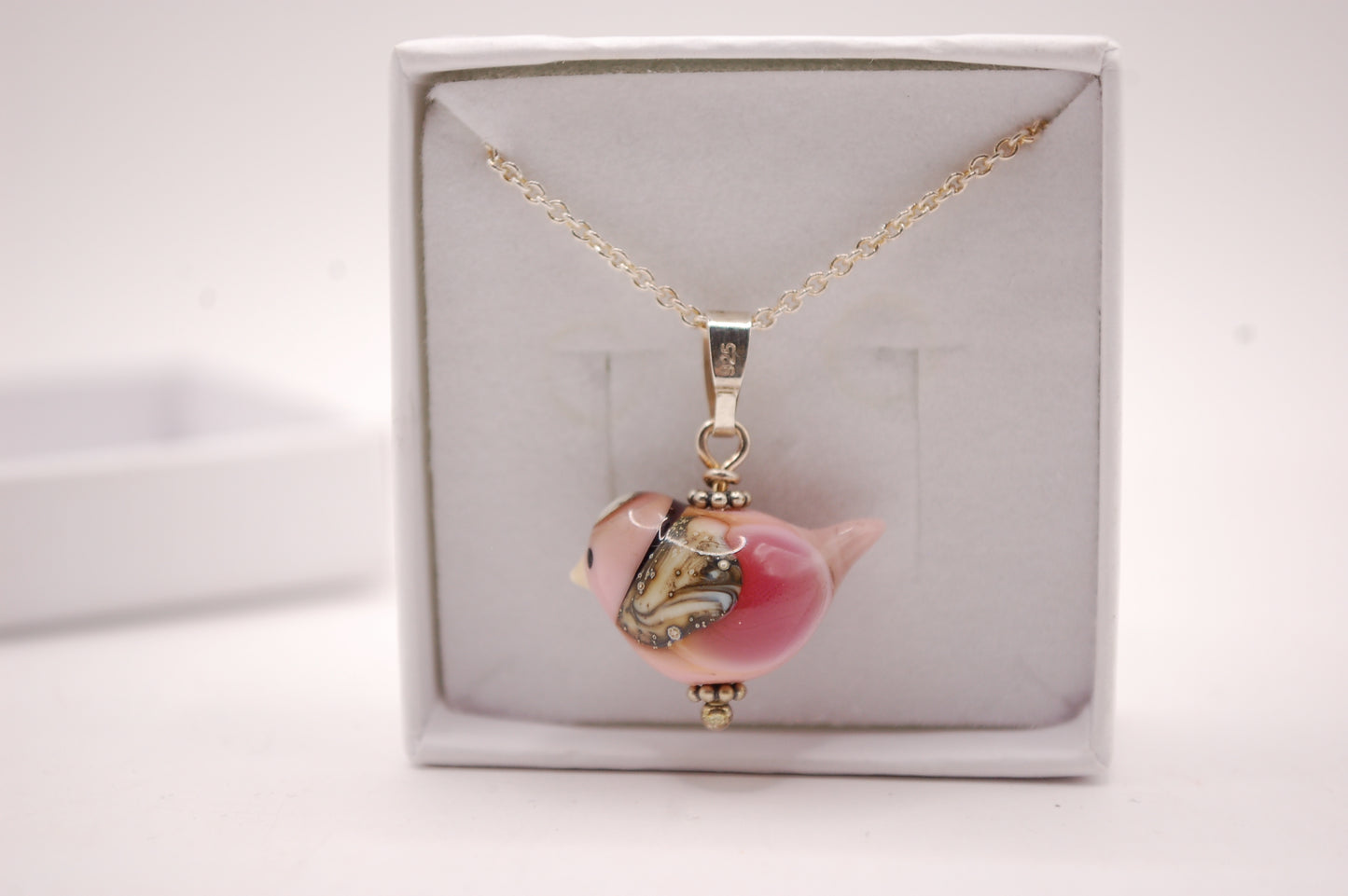 Halsband med Fågel i Glas - Rosa Fågel - Marianne Degener