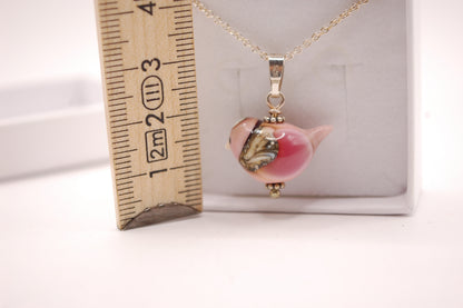 Halsband med Fågel i Glas - Rosa Fågel - Marianne Degener