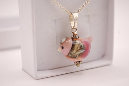 Halsband med Fågel i Glas - Rosa Fågel - Marianne Degener