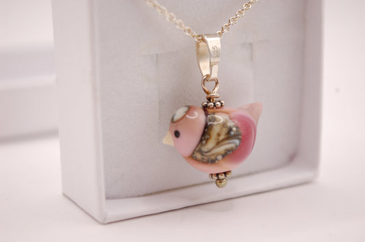 Halsband med Fågel i Glas - Rosa Fågel - Marianne Degener