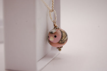 Halsband med Fågel i Glas - Rosa Fågel - Marianne Degener