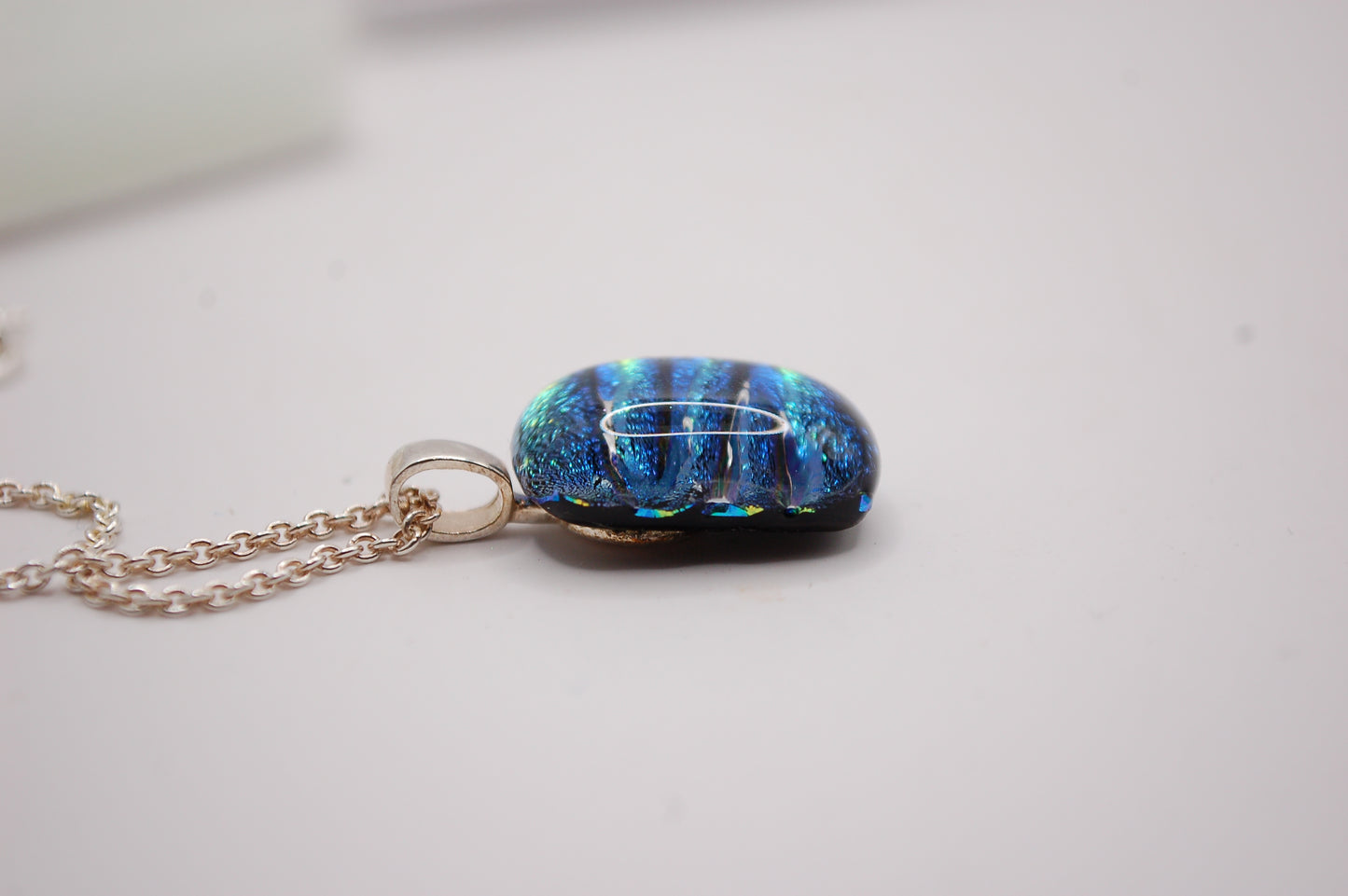 Halskedja - Litet Glashänge - Dichroic Glas - Regnbåge - Silver