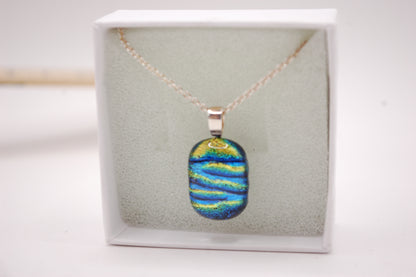 Halskedja - Litet Glashänge - Dichroic Glas - Regnbåge - Silver