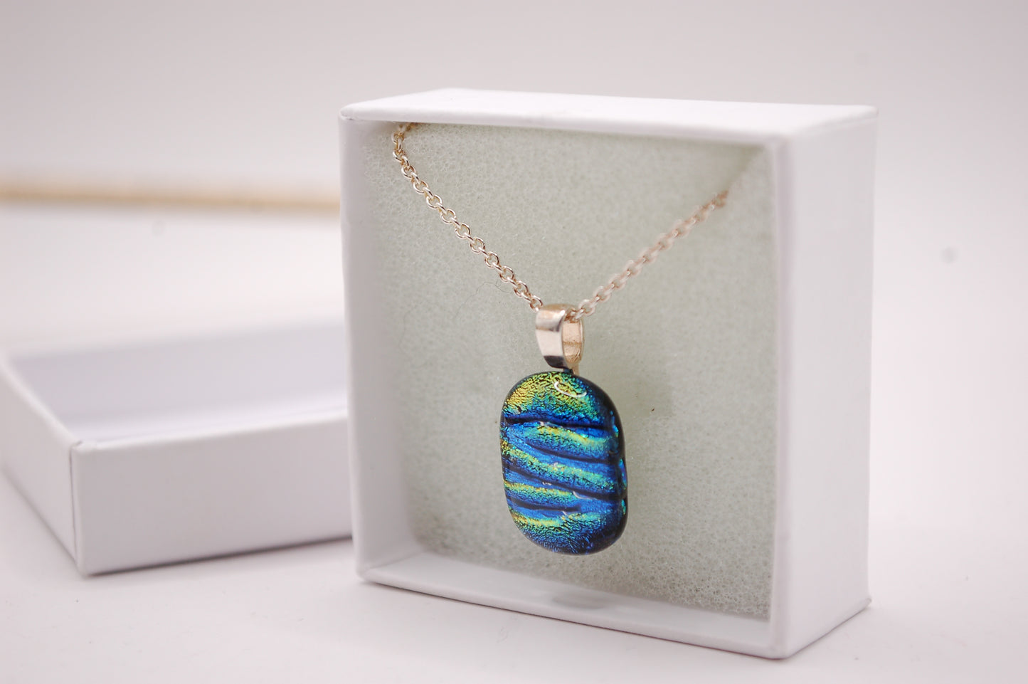 Halskedja - Litet Glashänge - Dichroic Glas - Regnbåge - Silver