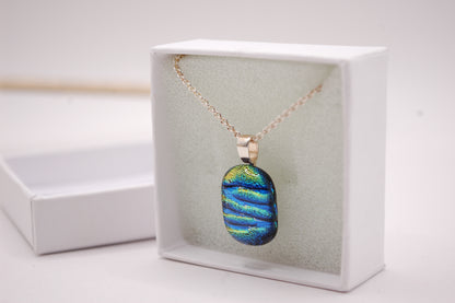 Halskedja - Litet Glashänge - Dichroic Glas - Regnbåge - Silver