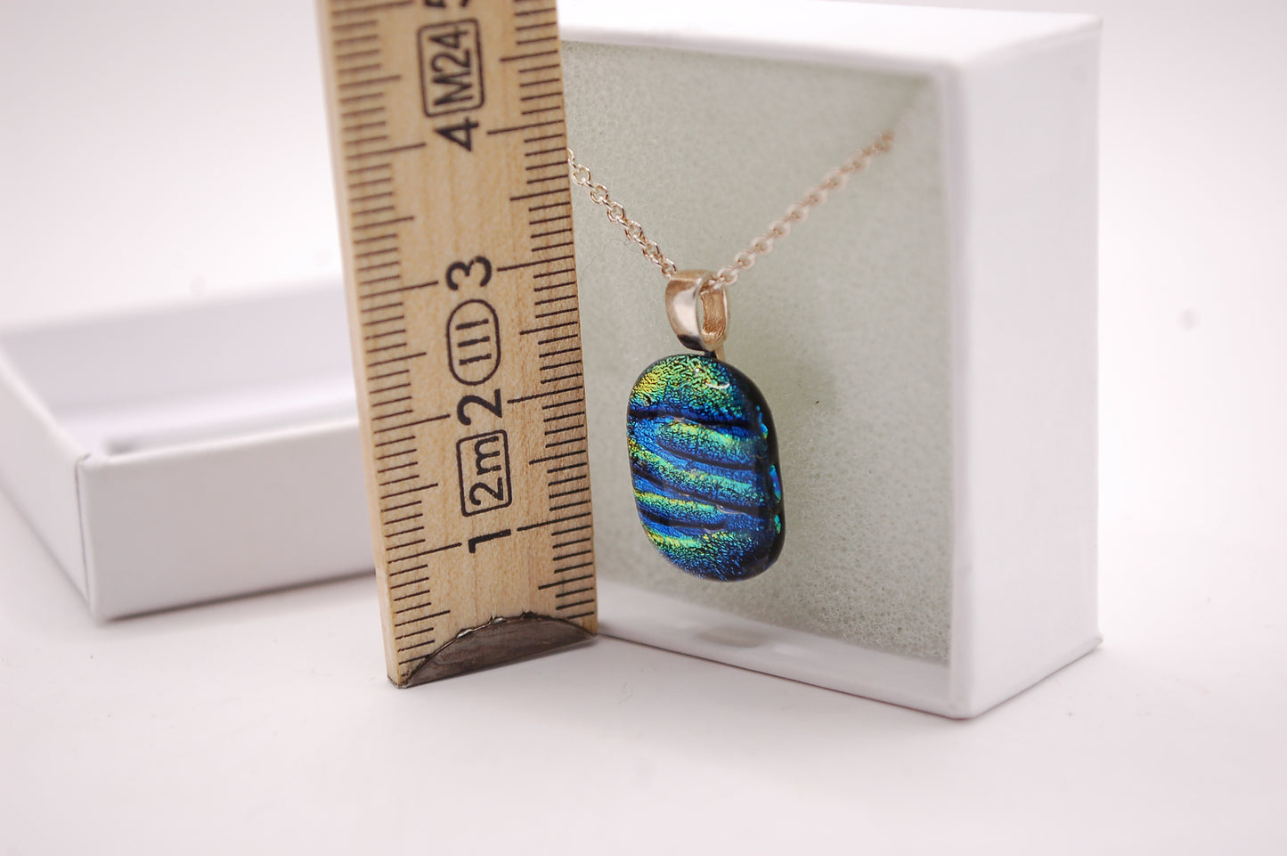 Halskedja - Litet Glashänge - Dichroic Glas - Regnbåge - Silver