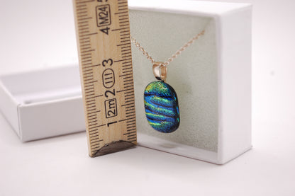 Halskedja - Litet Glashänge - Dichroic Glas - Regnbåge - Silver