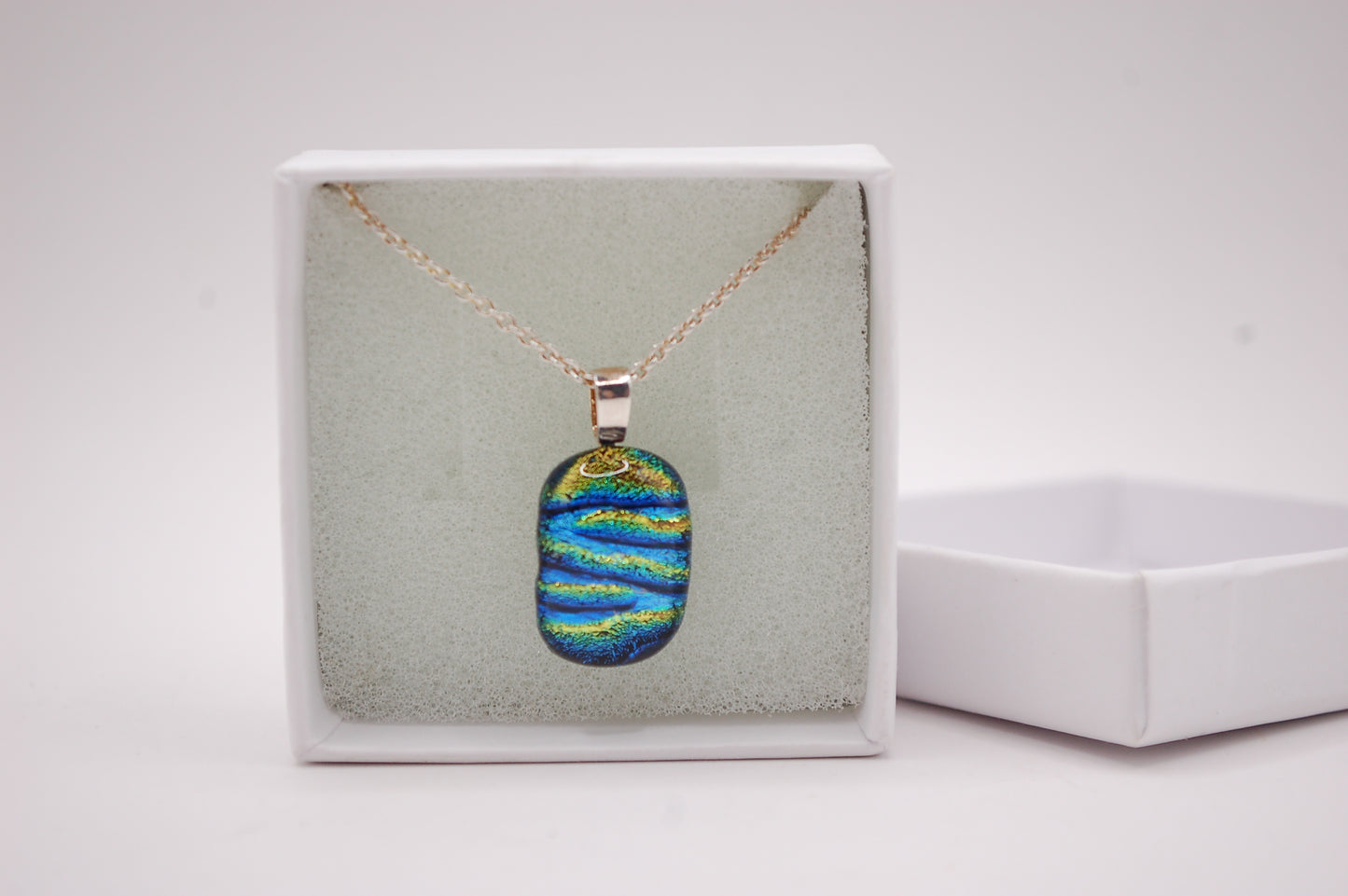 Halskedja - Litet Glashänge - Dichroic Glas - Regnbåge - Silver