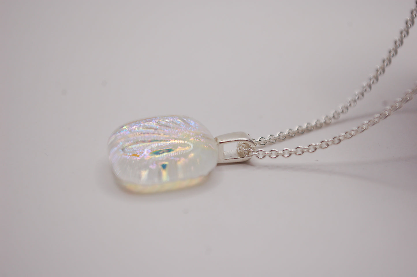 Halskedja - Litet Glashänge - Dichroic Glas - Pärlemor - Silver
