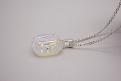 Halskedja - Litet Glashänge - Dichroic Glas - Pärlemor - Silver