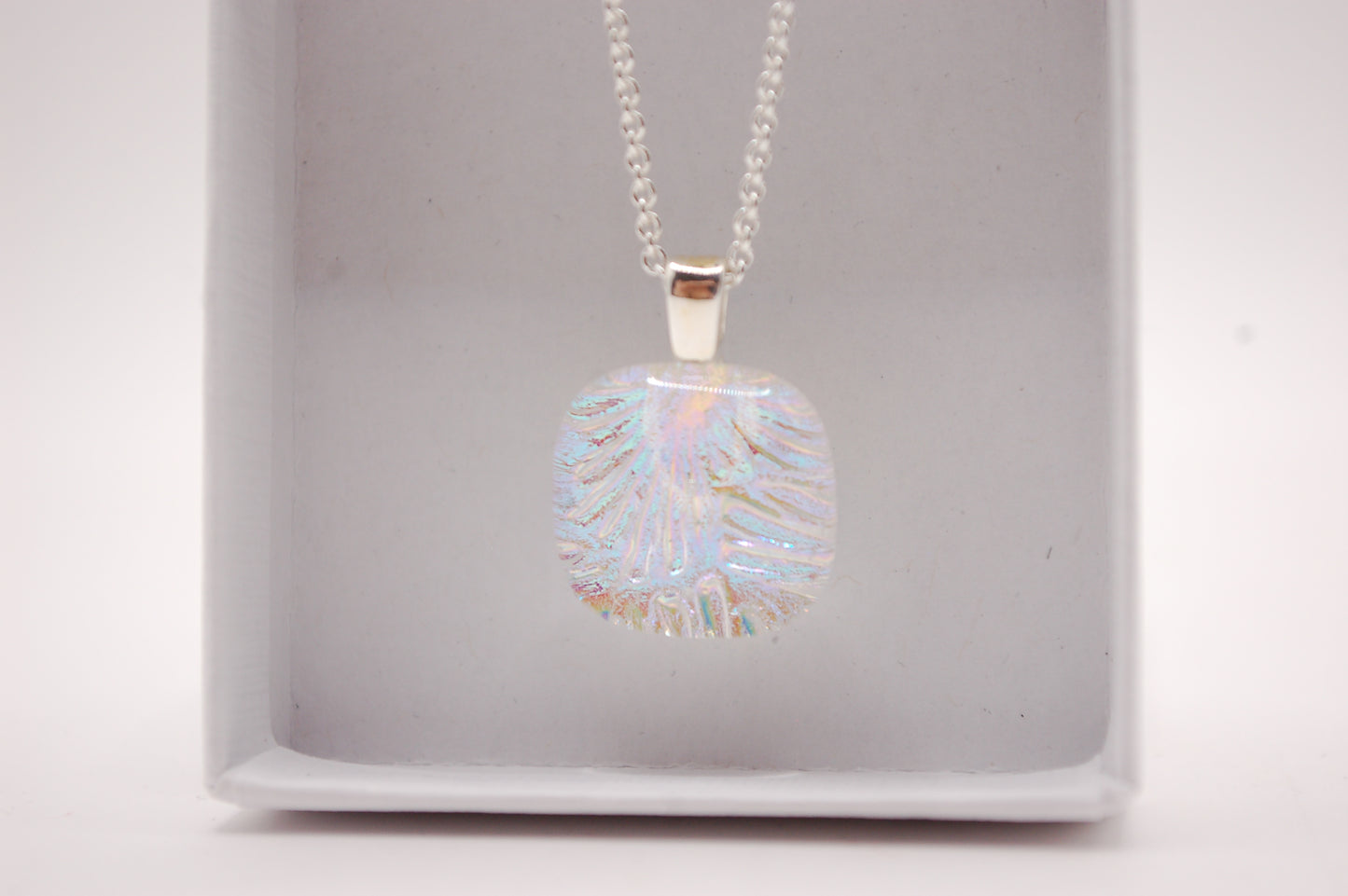 Halskedja - Litet Glashänge - Dichroic Glas - Pärlemor - Silver