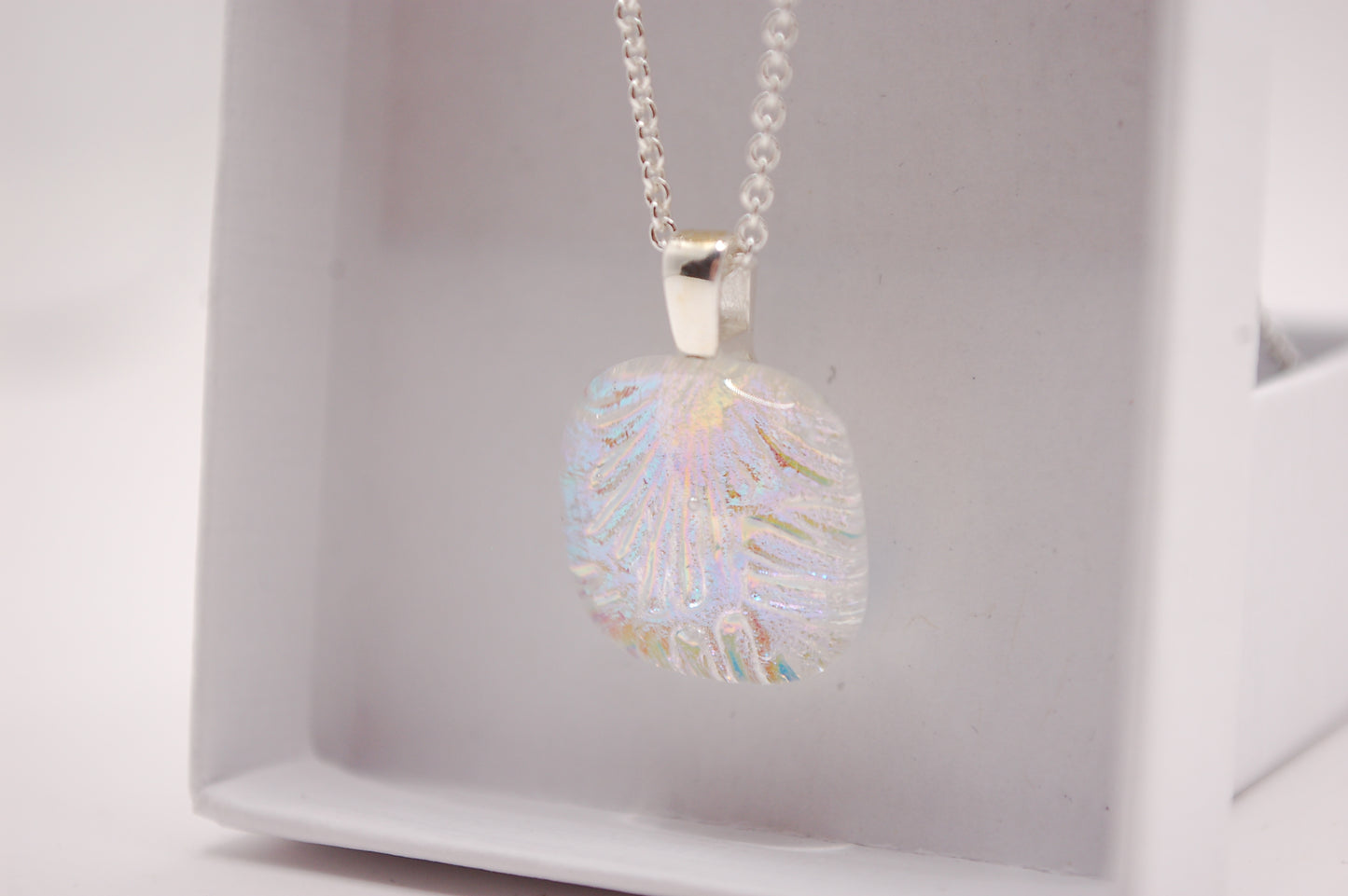Halskedja - Litet Glashänge - Dichroic Glas - Pärlemor - Silver