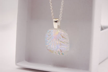 Halskedja - Litet Glashänge - Dichroic Glas - Pärlemor - Silver