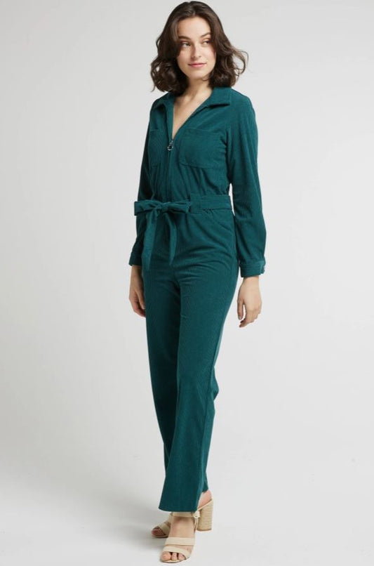MADDY GRÖN - Långärmad jumpsuit med dragkedja och bälte