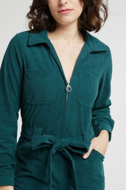 MADDY GRÖN - Långärmad jumpsuit med dragkedja och bälte
