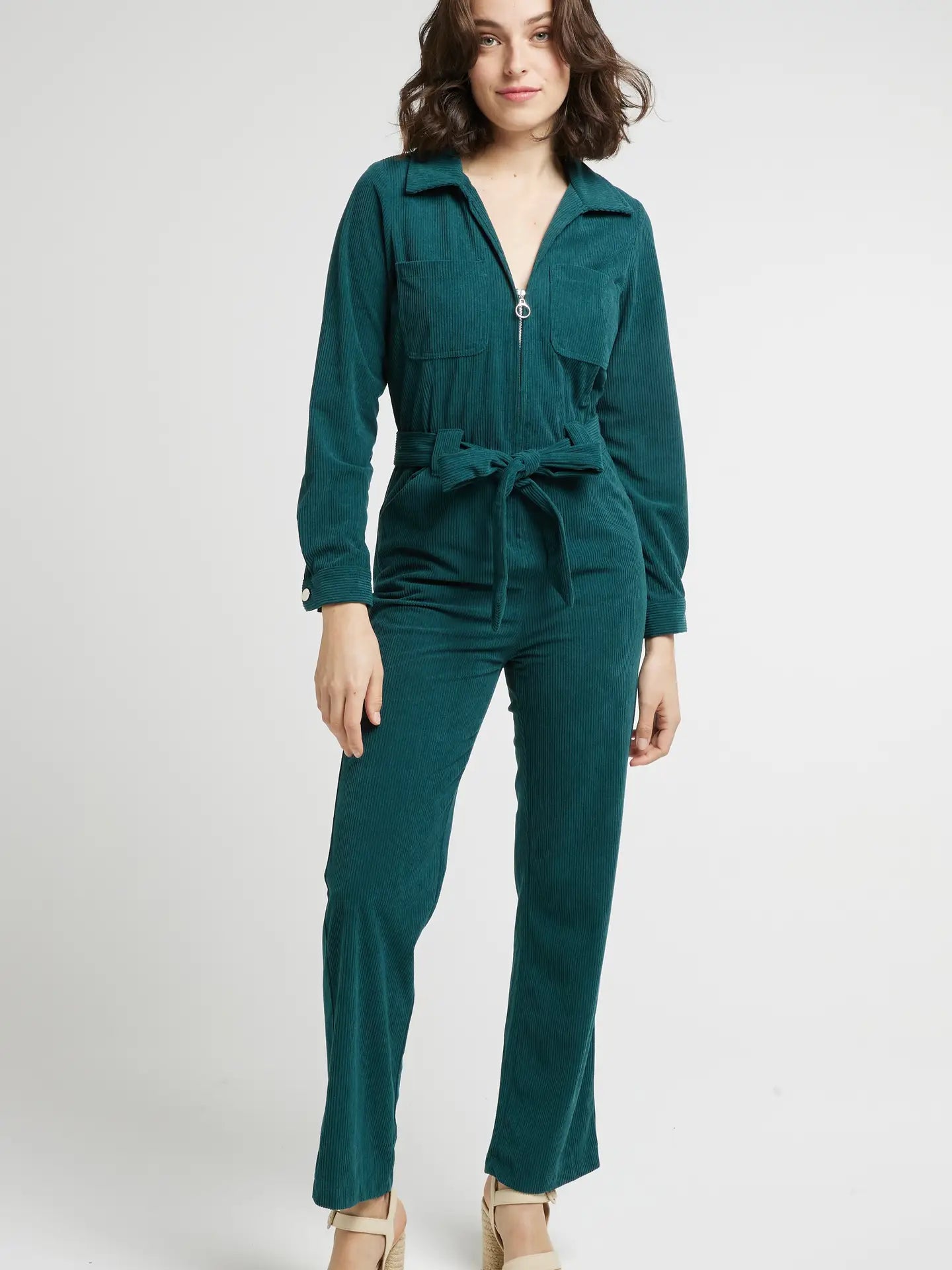 MADDY GRÖN - Långärmad jumpsuit med dragkedja och bälte
