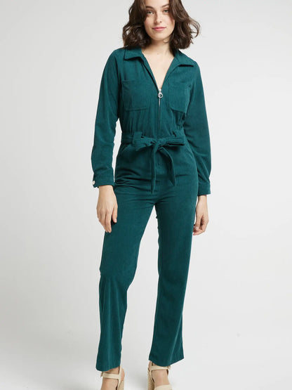 MADDY GRÖN - Långärmad jumpsuit med dragkedja och bälte