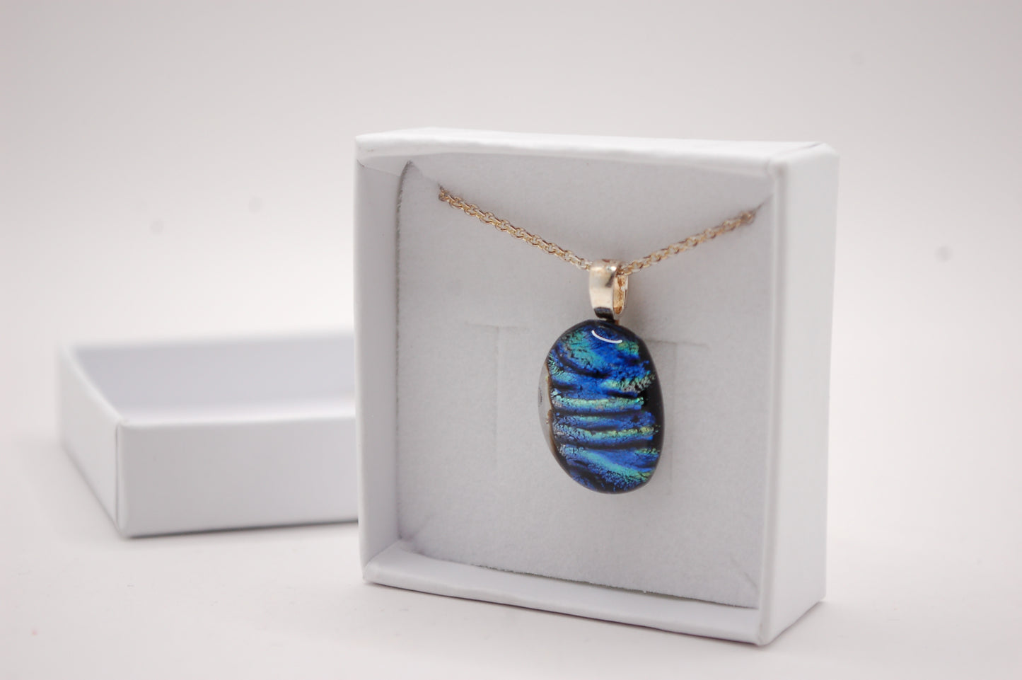 Halskedja - Litet Glashänge - Dichroic Glas - Blå / Grön - Silver