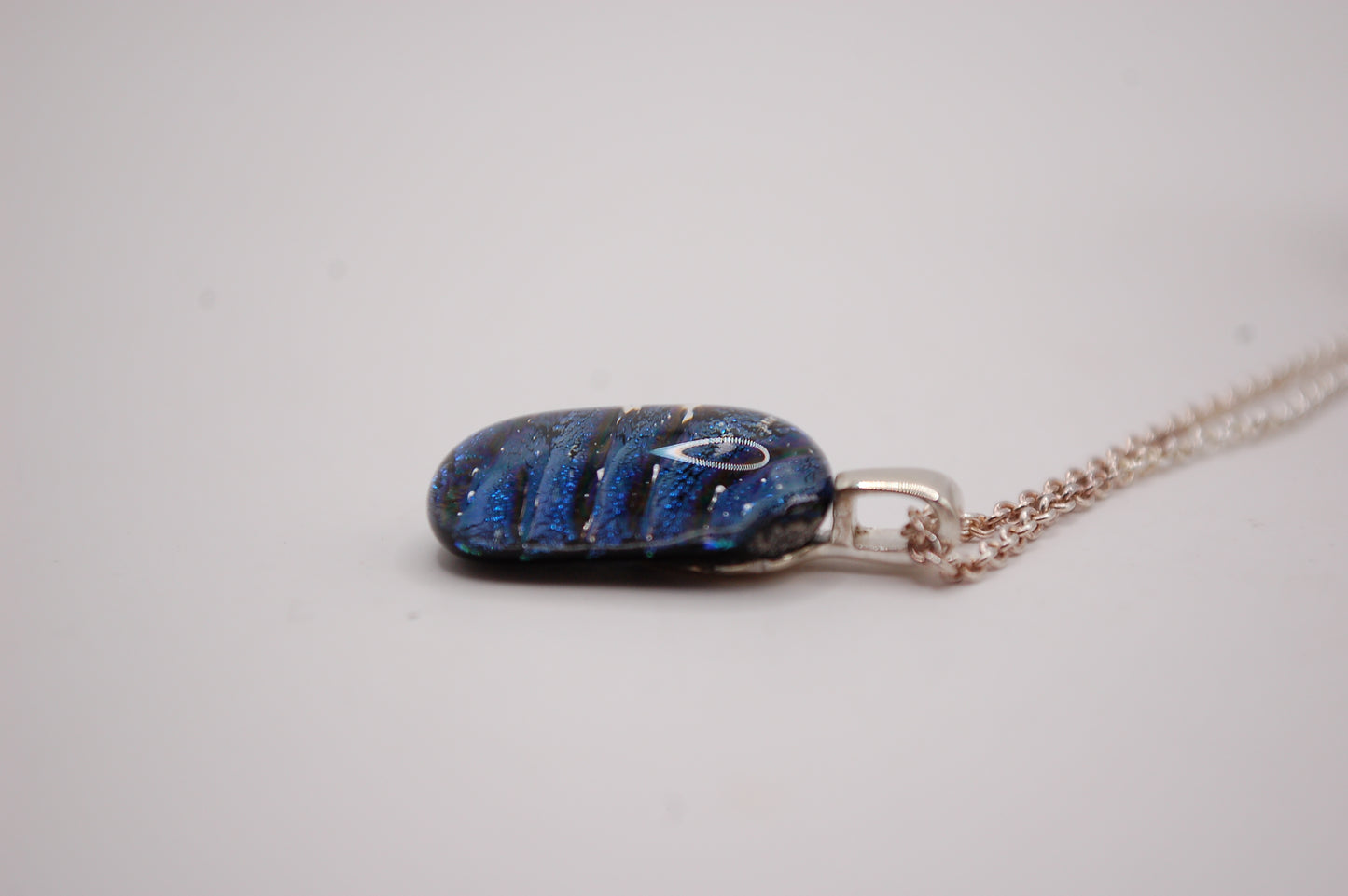 Halskedja - Litet Glashänge - Dichroic Glas - Blå - Silver