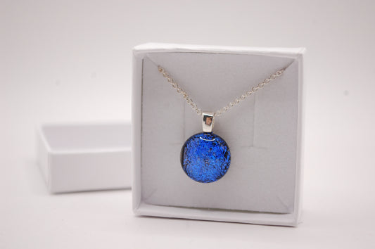 Halskedja - Litet Glashänge - Dichroic Glas - Rund Blå - Silver