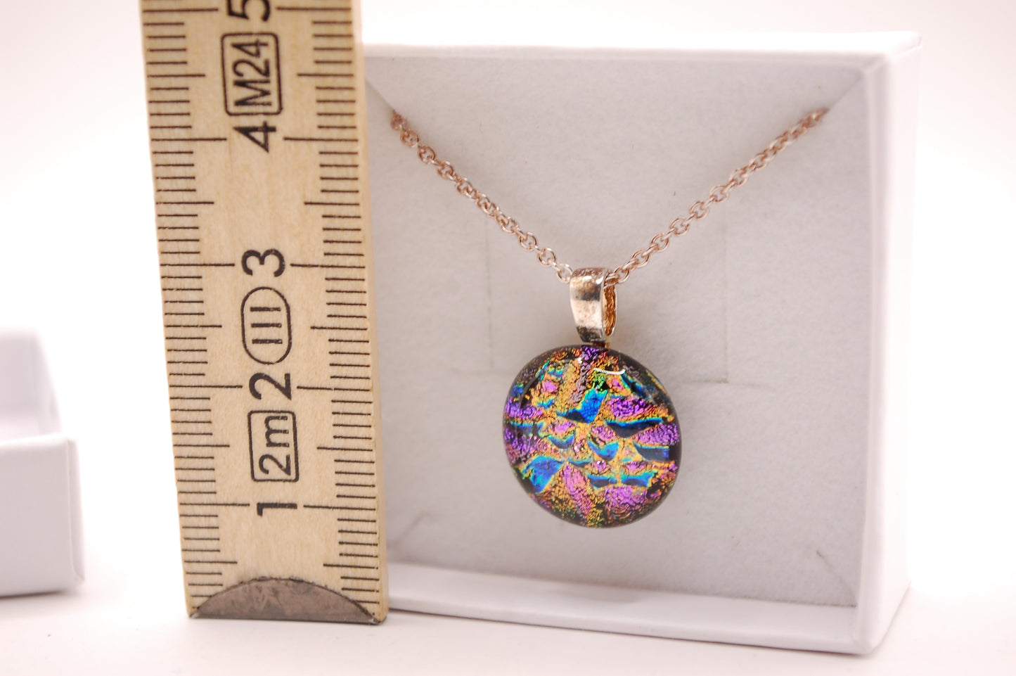 Halskedja - Litet Glashänge - Dichroic Glas - Rund Färgglad - Silver