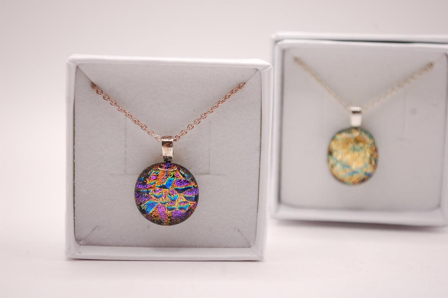 Halskedja - Litet Glashänge - Dichroic Glas - Rund Färgglad - Silver