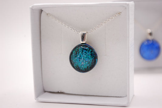 Halskedja - Litet Glashänge - Dichroic Glas - Rund Grön/Blå - Silver