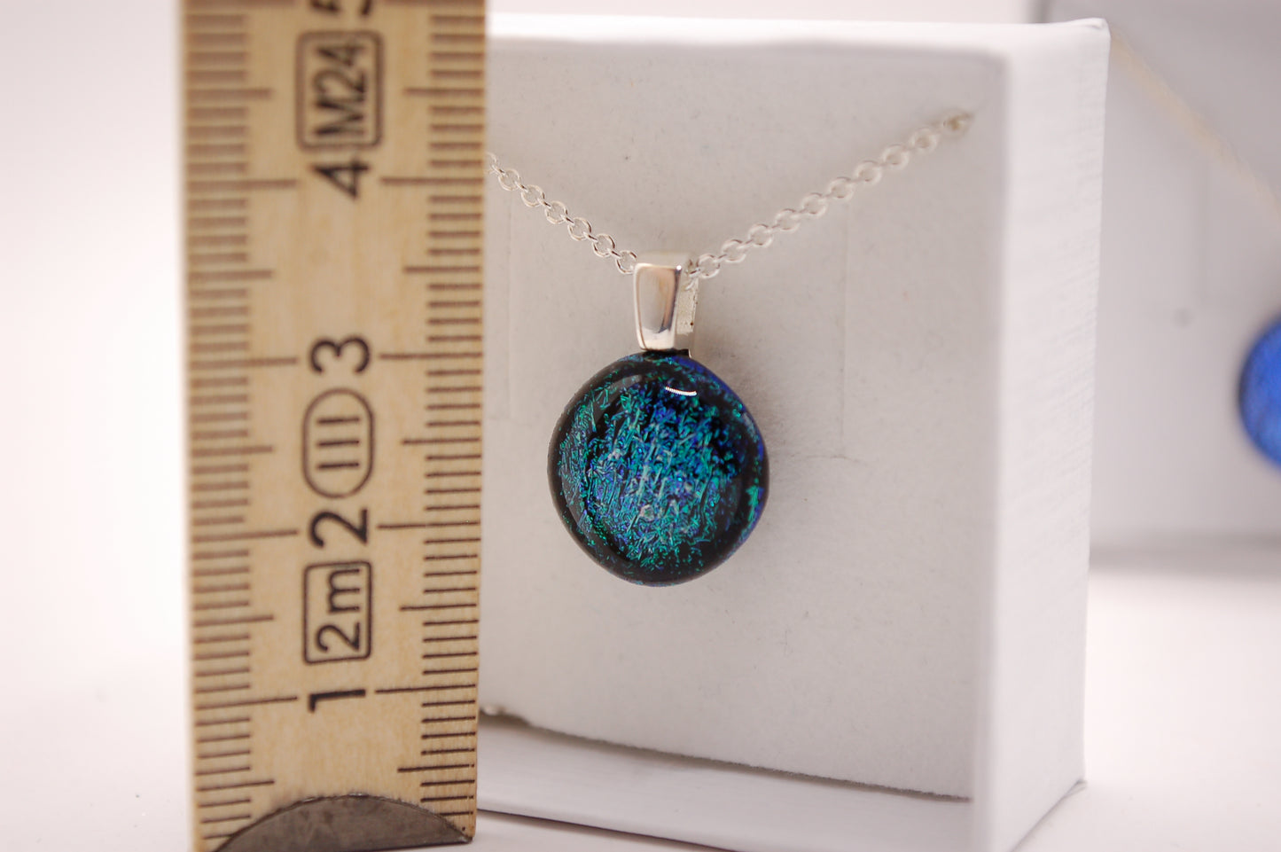 Halskedja - Litet Glashänge - Dichroic Glas - Rund Grön/Blå - Silver