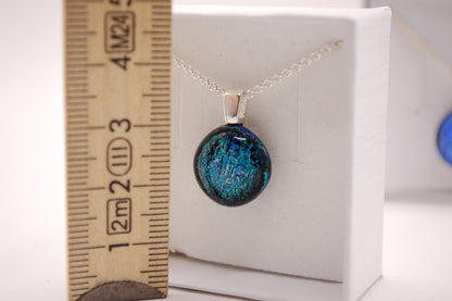 Halskedja - Litet Glashänge - Dichroic Glas - Rund Grön/Blå - Silver
