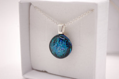 Halskedja - Litet Glashänge - Dichroic Glas - Rund Grön/Blå - Silver