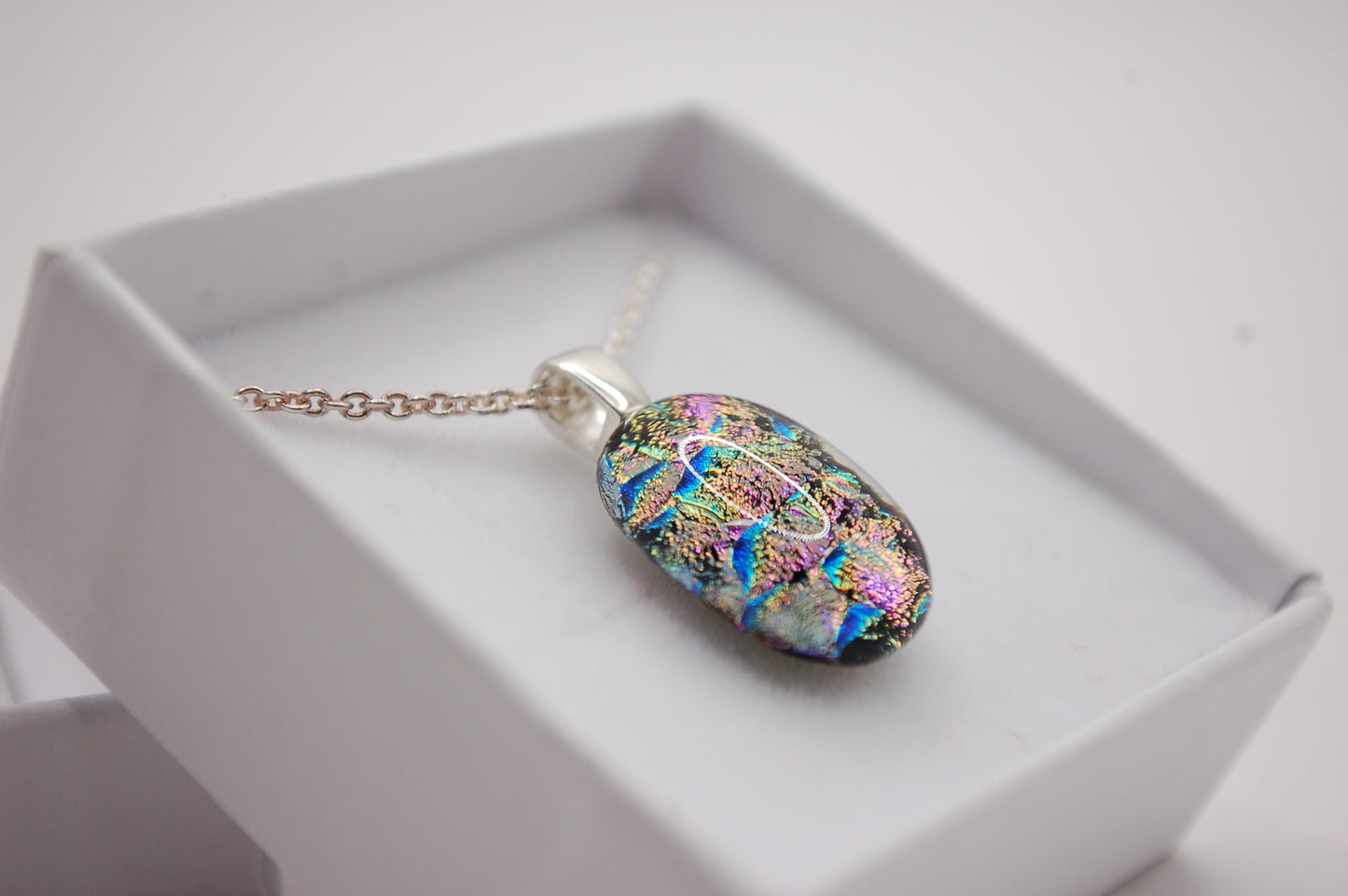 Halskedja - Litet Glashänge - Dichroic Glas - Lila/Färgglad - Silver