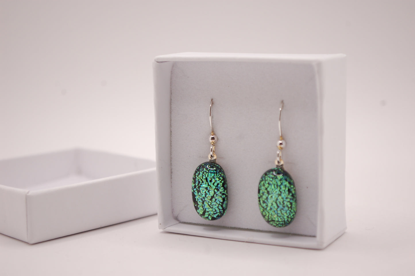 Par Örhängen - Dichroic Glas - Grön - Silver - Marianne Degener