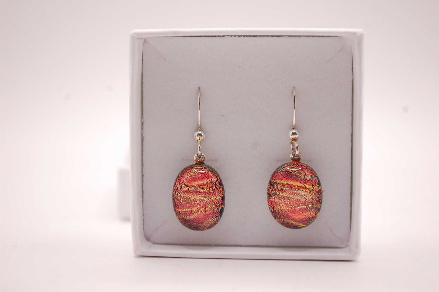 Par Örhängen - Dichroic Glas - Ljusröd - Silver - Marianne Degener