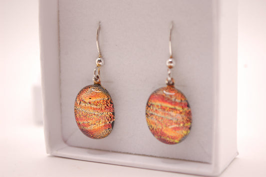 Par Örhängen - Dichroic Glas - Ljusröd - Silver - Marianne Degener