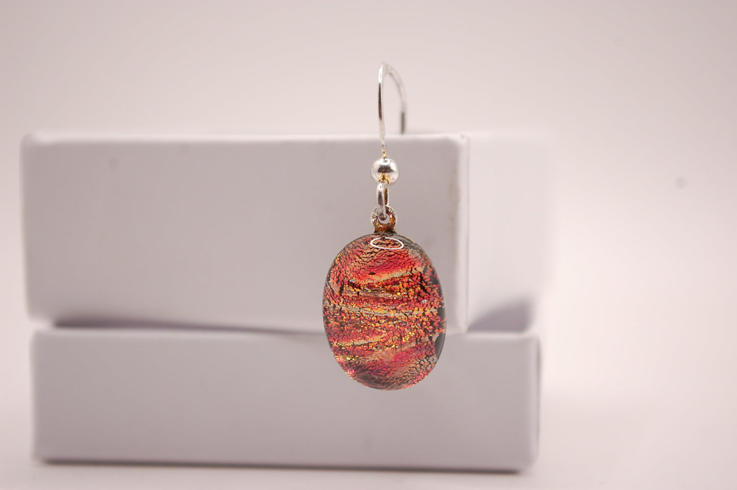 Par Örhängen - Dichroic Glas - Ljusröd - Silver - Marianne Degener