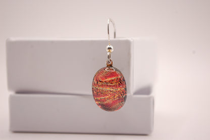 Par Örhängen - Dichroic Glas - Ljusröd - Silver - Marianne Degener