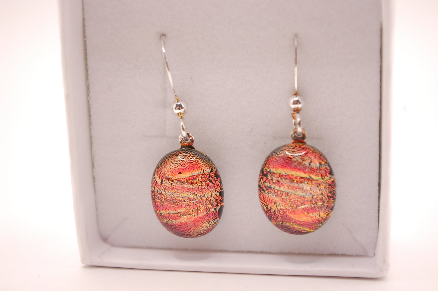 Par Örhängen - Dichroic Glas - Ljusröd - Silver - Marianne Degener