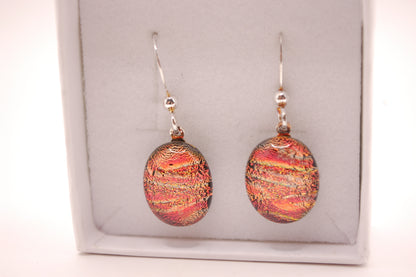Par Örhängen - Dichroic Glas - Ljusröd - Silver - Marianne Degener
