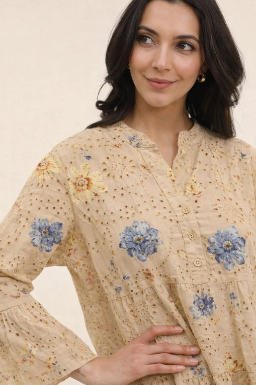 Klänning m. blommönster i 100 % bomull : Kamel