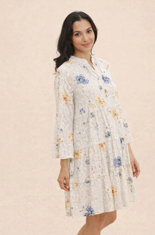 Klänning m. blommönster i 100 % bomull : Beige