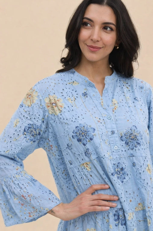 Klänning m. blommönster i 100 % bomull : Himmel Blå