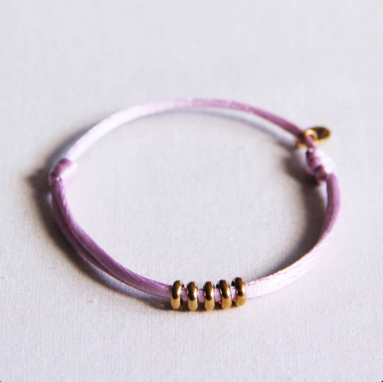 Satinarmband med ringer — Lila/Gold